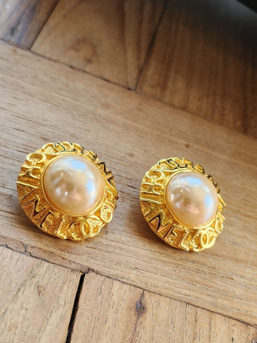 訳あり超特価の通販 Authentic Vintage CHANEL 1980s Pearl Logo Round Clip-On イヤリング