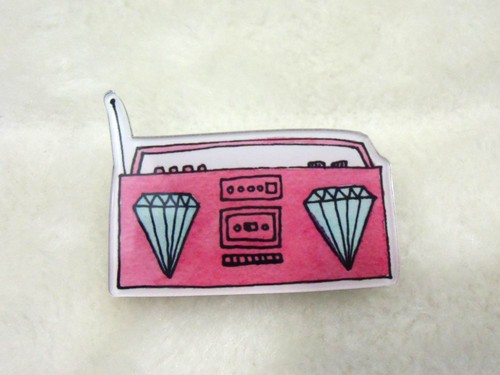 Broche Vintage Radio Cassette En Acrylique Rose Flashy Avec Strass - Collier Original Et Unique
