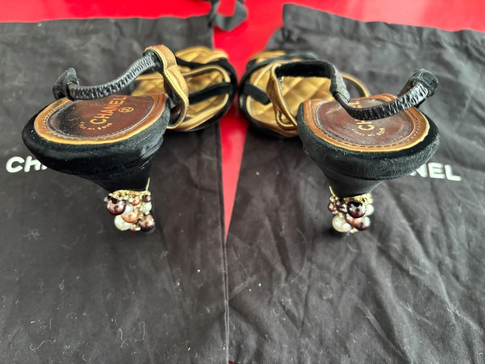 CHANEL Escarpins en velours noir et cuir doré Pointure 40 - Photo 3/4