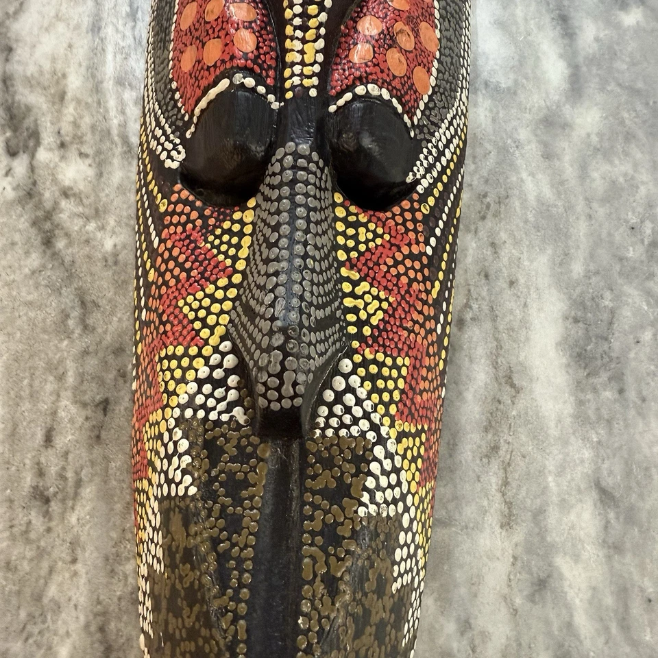 Máscara de madera hecha a mano pintada a punto estilo aborigen indonesio colgante de pared Foto 3 de 4