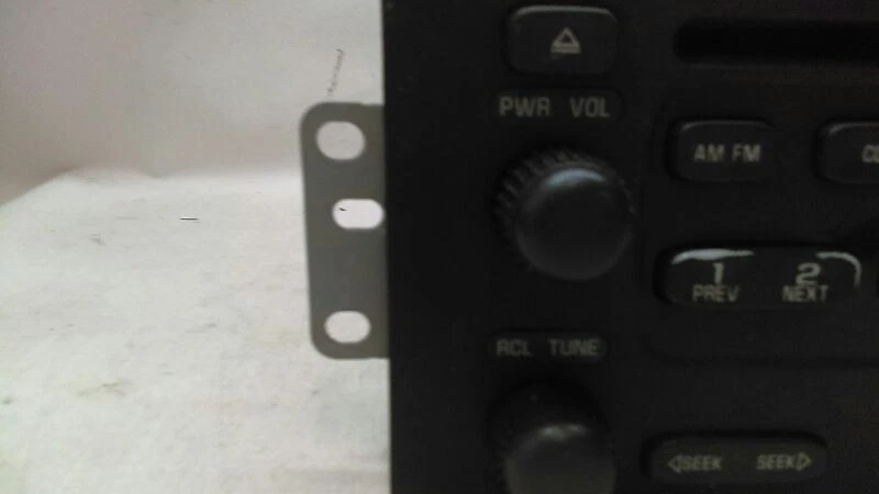 Radio estéreo AM FM reproductor de CD 10315119 compatible con 00-02 Chevrolet Cavalier D90-165704 Foto 2 de 4