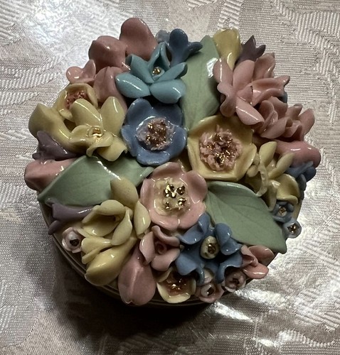 Carmen Vintage Small Round Ceramic Trinket Box with Hand Made Flowers - Picture 2 of 4