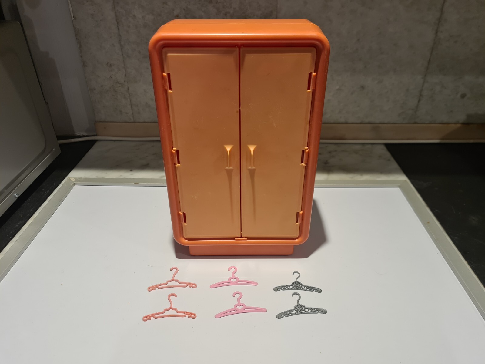 Vintage 1978 Barbie Dream House Wardrobe with 6 Hangers Check Description