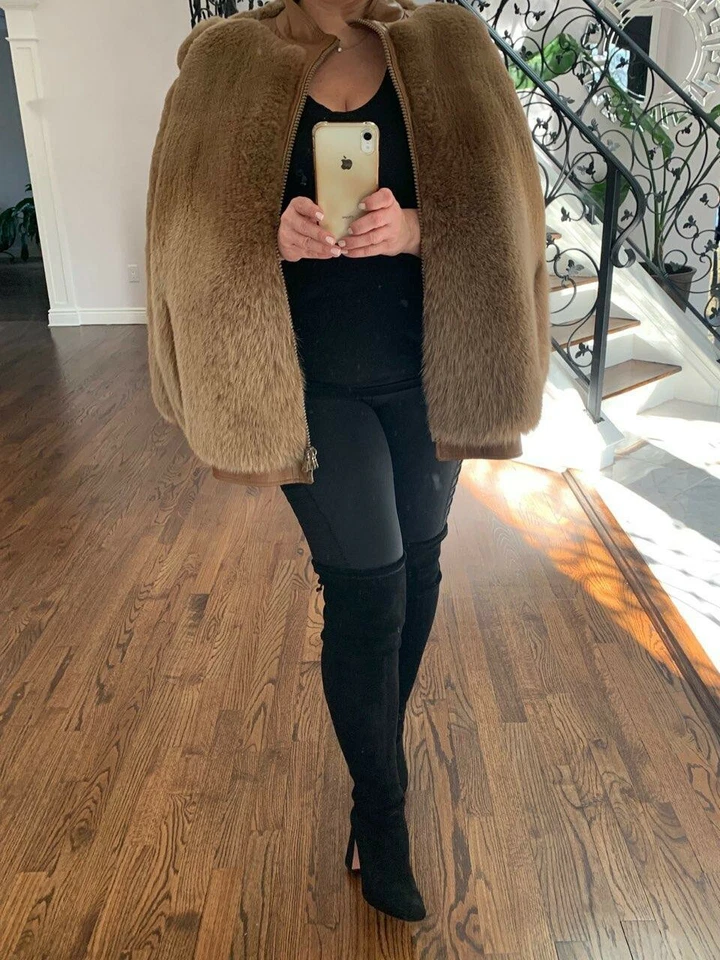 Woman's Gianni Versace Fox Fur Cape with pockets  - Image 3 of 4