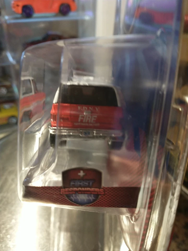 Greenlight 1987 GMC Jimmy "FDNY M.E.U" Red & White 1/64 Diecast Model 67060 A - Image 4 of 4