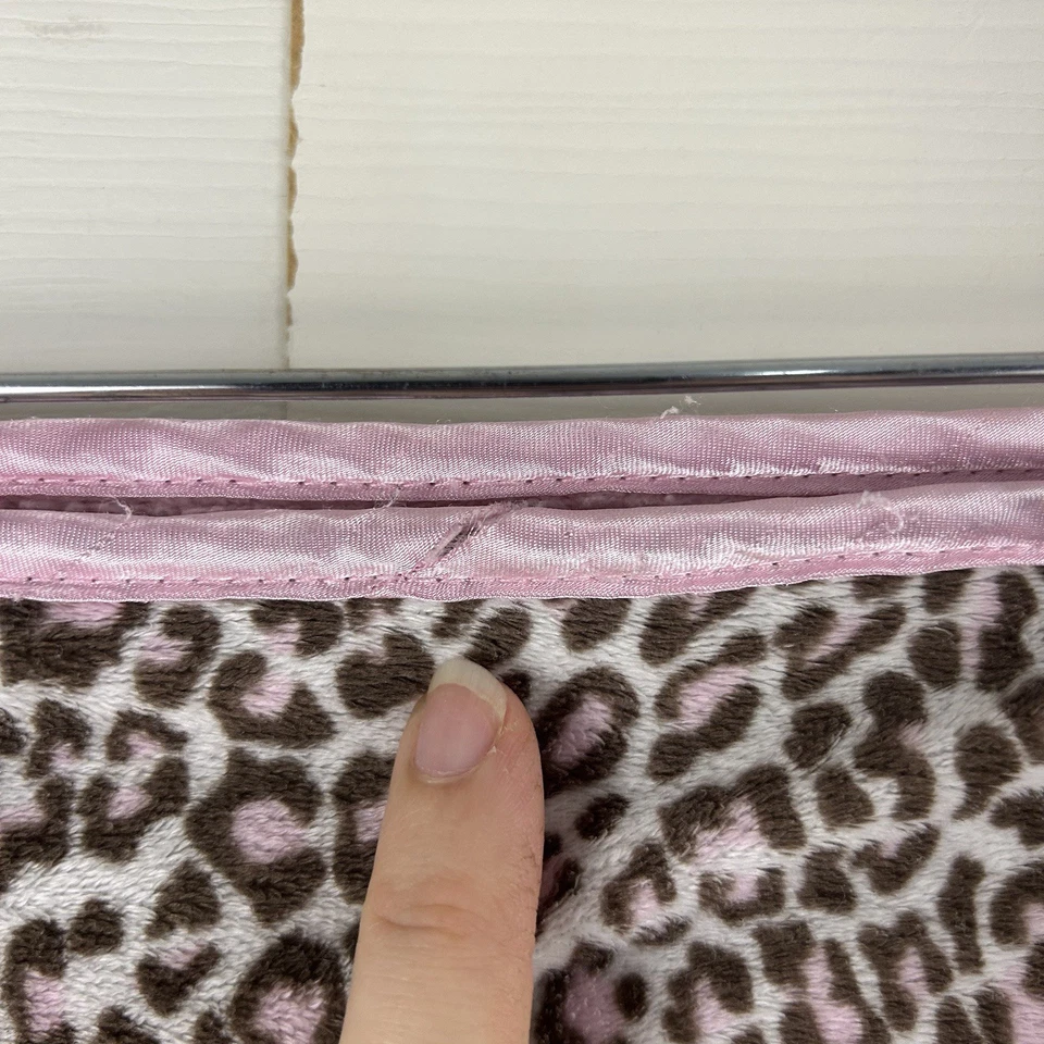 Manta de bebé Child of Mine de Carter's con estampado de leopardo rosa marrón manchas de guepardo Foto 3 de 4