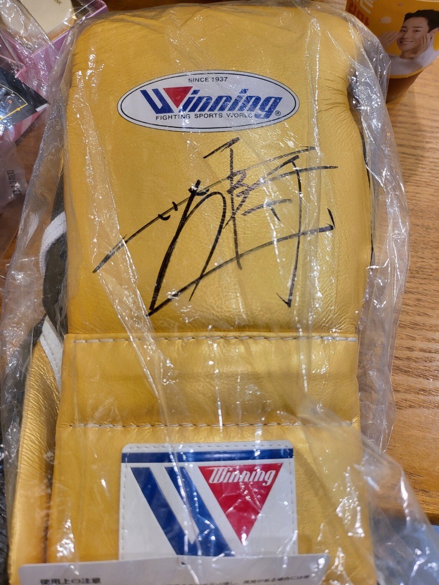 naOYaです。 NAOYA INOUE signed WINNING boxing gloves JAPAN 14oz custom