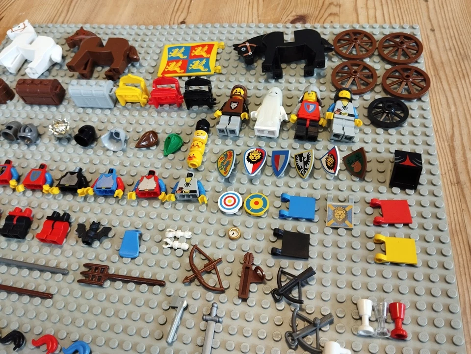 Lego Castle Vintage Knight Forestman Weapons 677 6090 6086 6080 More than Phot'd - Image 4 of 4