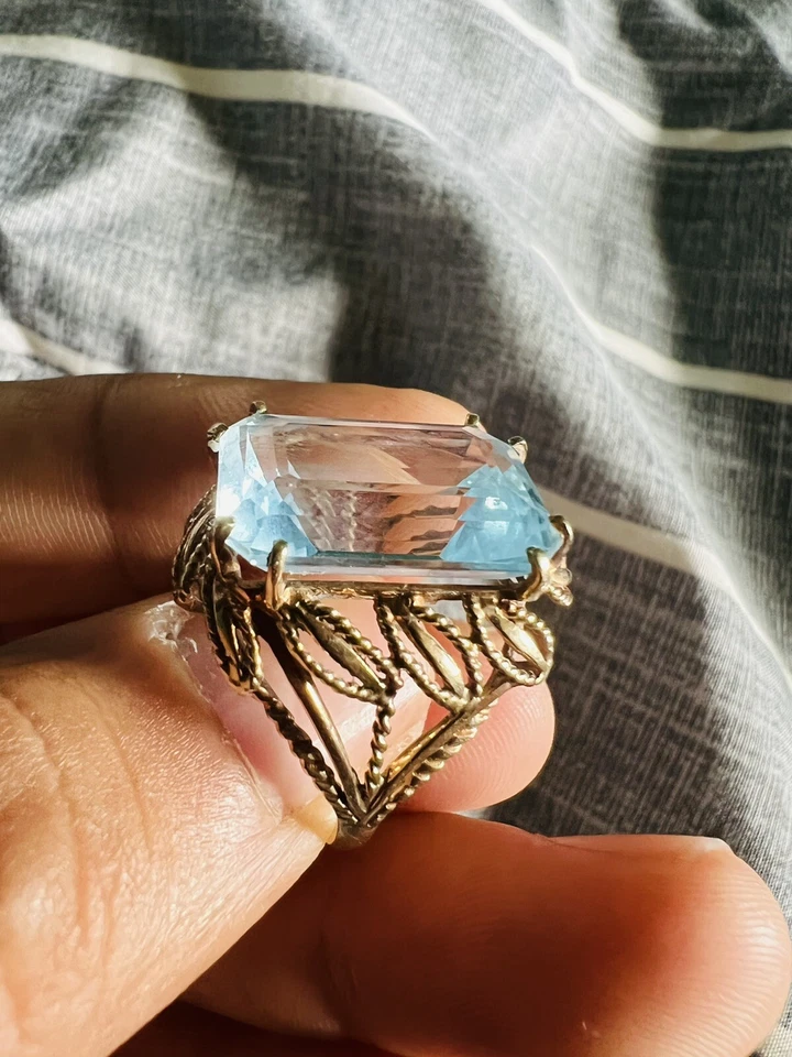 Anillo de boda grande para mujer de oro de 10 quilates talla 8,5 talla 8,5 Foto 3 de 4