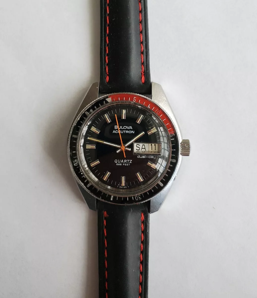 Vintage Bulova Accutron Dual Day Quartz 666 Ft. Divers Watch Model 8112 SS 40mm