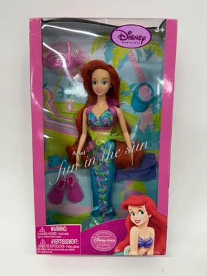 Disney Store Sommersonne SELTEN kleine Meerjungfrau Spaß in der Sonne Arielle Puppe Neu im Karton - Bild 1 von 2