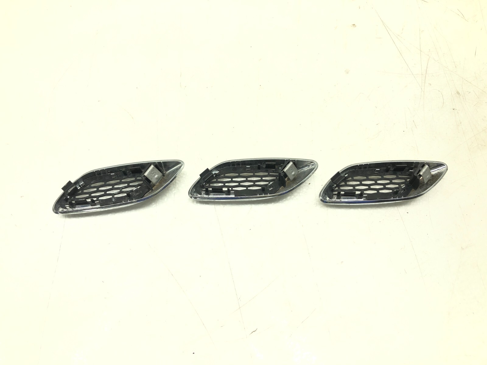 2017-2020 MASERATI LEVANTE LEFT DRIVER FRONT FENDER VENT GRILL TRIM SET X3 OEM