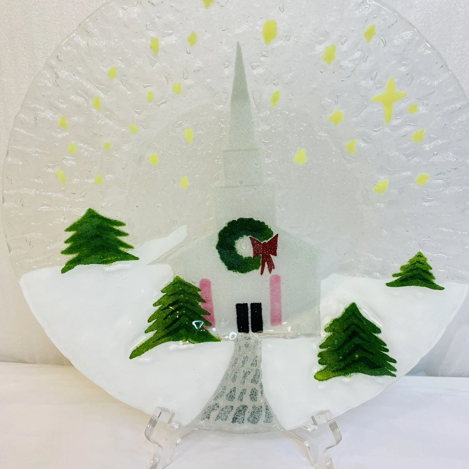Iglesia de campo de vidrio artístico fundido con plato de corona de Navidad firmado con fecha PBG Foto 3 de 4