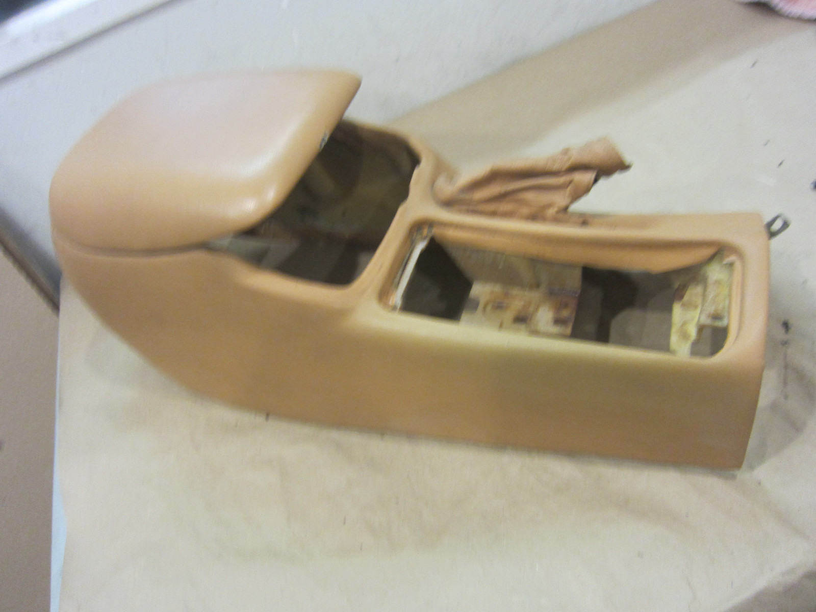 Maserati 4200 Spyder -  Center Console / Tunnel Cover / Beige - P/N 66772300