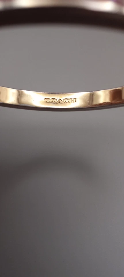 Brazalete Coach Outlet Kissing Signature esmalte rosa con bisagras 7 pulgadas Foto 2 de 4