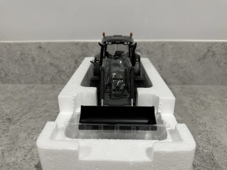 Wiking - Valtra N123 Tractor w/Loader & Bucket - 1:32 Scale - 7327 - New/Mint - Image 3 of 4