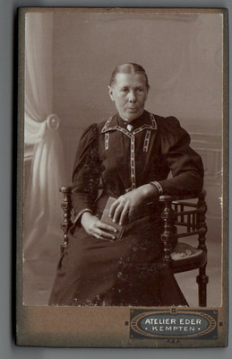CdV photo older lady with book studio Eder Kempten Bavaria around 1900 c2206