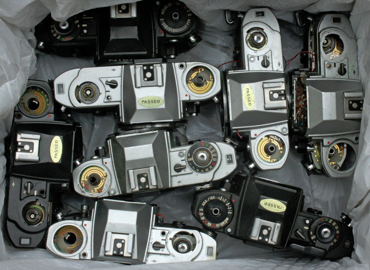 Nikon FG 35mm SLR Film Camera Body *PARTS CAMERAS* 9+ Pounds