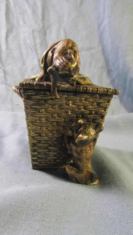 Ancien encrier dans un panier en bronze massif où se disputent chien et chat - Photo 3/4