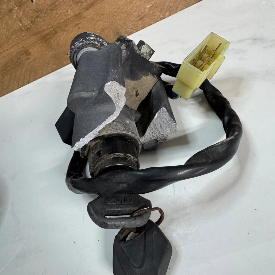 2009-2012 KAWASAKI NINJA ZX6R CONJUNTO DE TRAVA DE IGNIÇÃO FABRICANTE DE EQUIPAMENTO ORIGINAL TAMPA DE GÁS CHAVES DE TRAVA DE PORTA-MALAS - Imagem 3 de 4