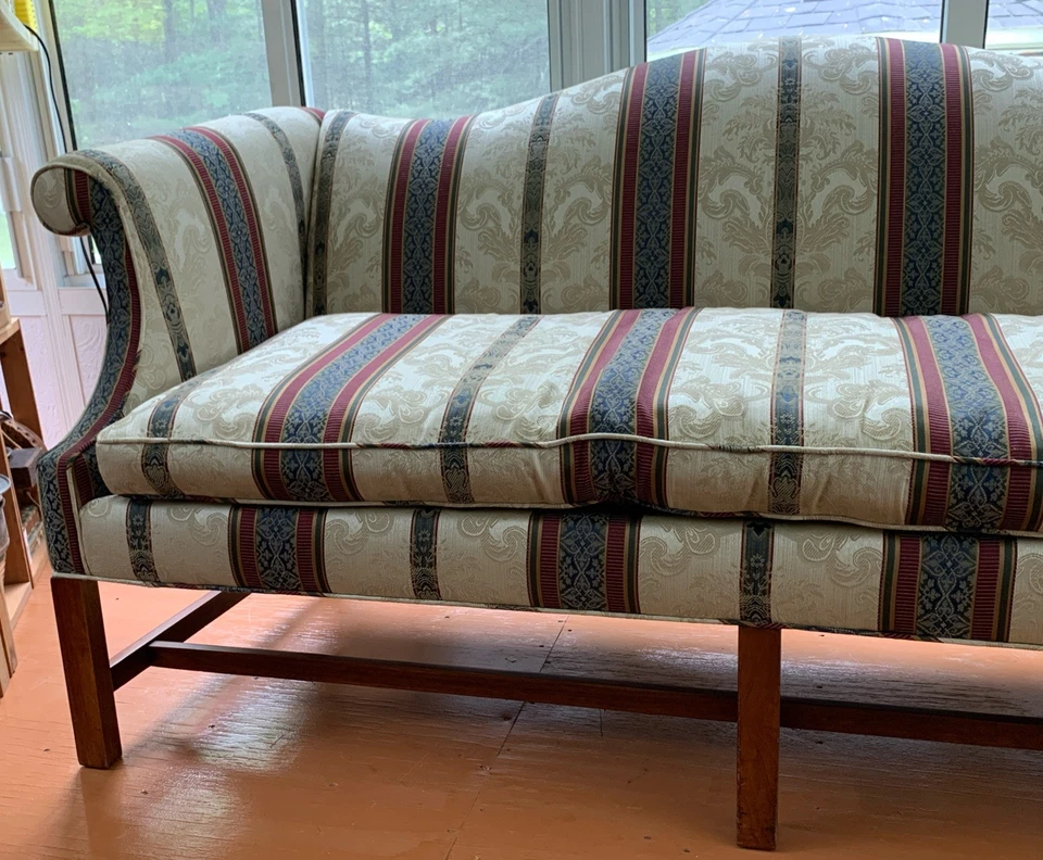 Sofá Camelback/Patas Chippendale - Marfil con Borgoña, Azul, Rayas Verdes Foto 2 de 4