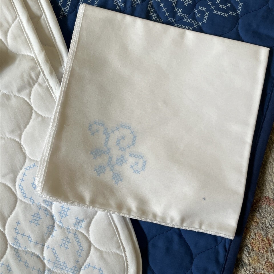 Herrschners 542700 Quaint Snowflakes Blue & White Placemats & Napkins