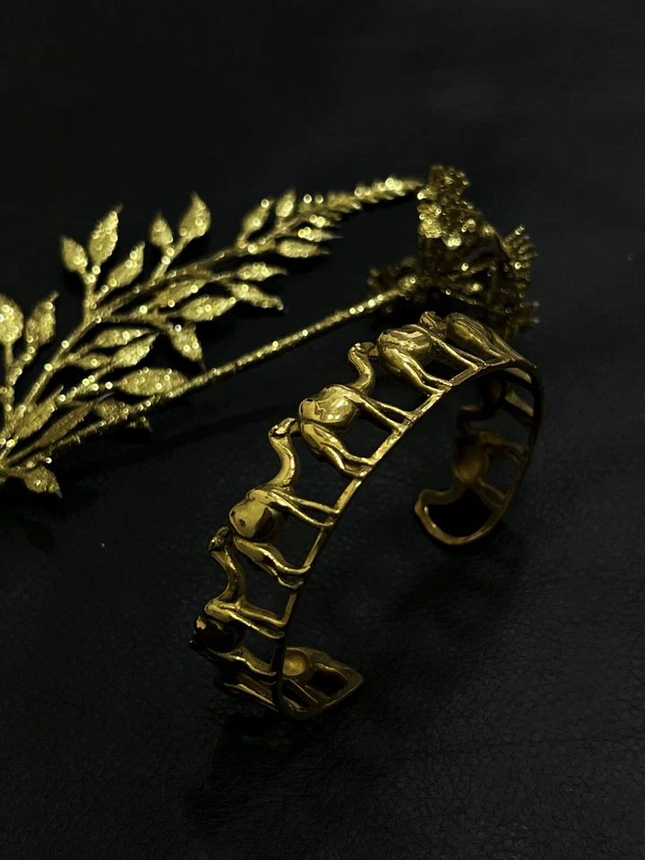 Brazaletes unisex de latón chapado en oro hechos a mano Foto 2 de 4