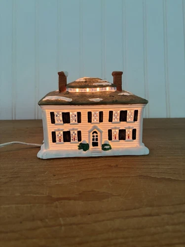 Old Sturbridge Village “The Salem Towne House” Christmas Village Lighted w/box