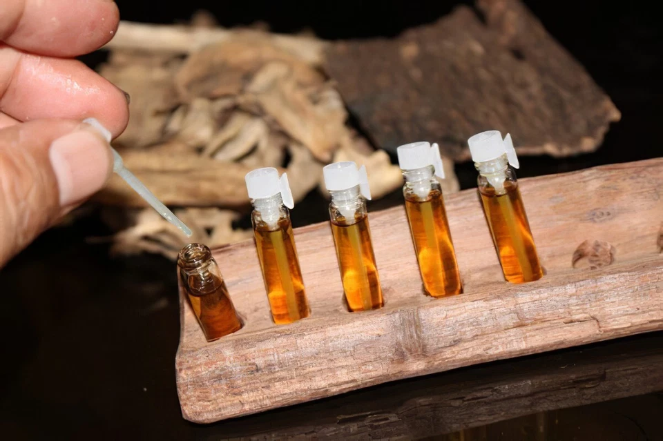 Aceite puro de madera de agar de Vietnam - Aceite de madera de agar natural Oud, extracción supercrítica Foto 4 de 4