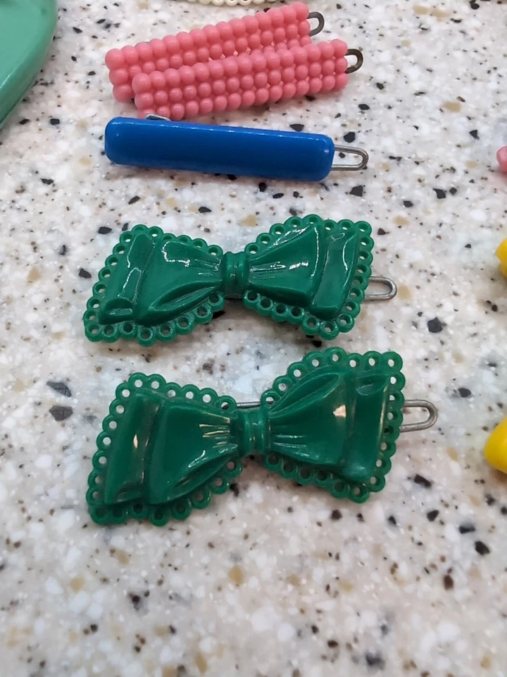 Lot of 62 Vintage Hair Barrettes, Accessories, Kids Mirror (Bows,Flowers) - Image 4 of 4