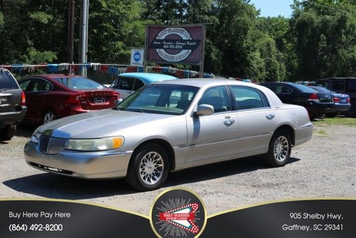 2002 Lincoln Town Car Signature Sedan 4D