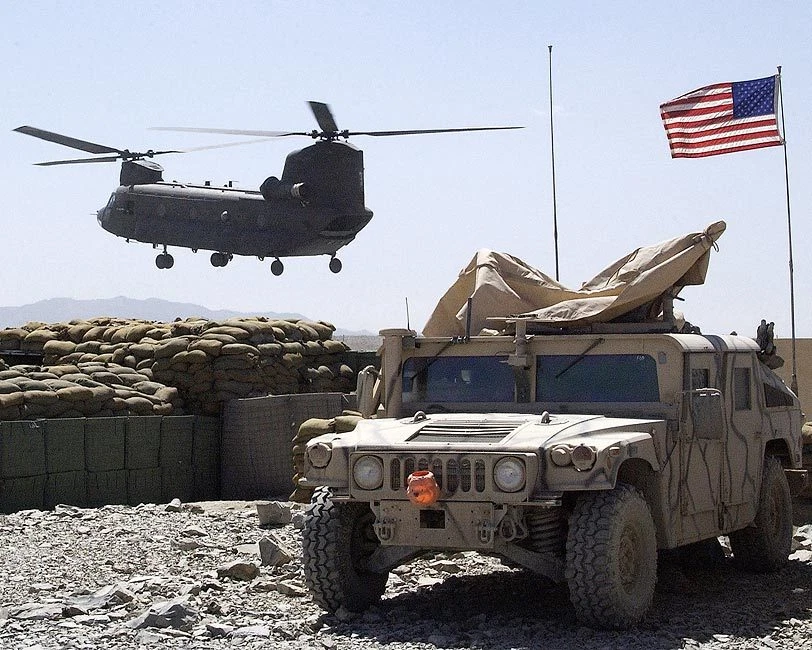 CH 47 CHINOOK HELICOPTER ARMY HUMVEE 8x10 SILVER HALIDE PHOTO