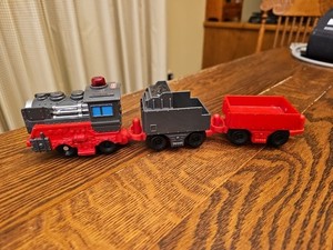 Fisher Price GeoTrax Workin Town Railway Train Engine & 2 Cars Working