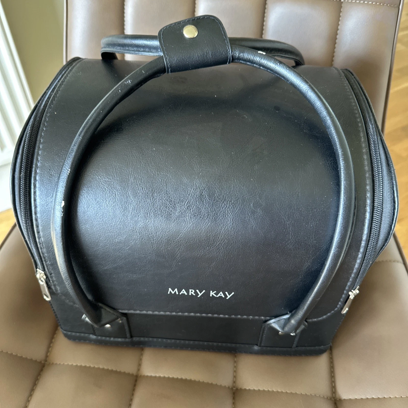 Mary Kay Professional Travel Luggage Makeup Storage Organizer Bag Case - Black
Opens in a new window