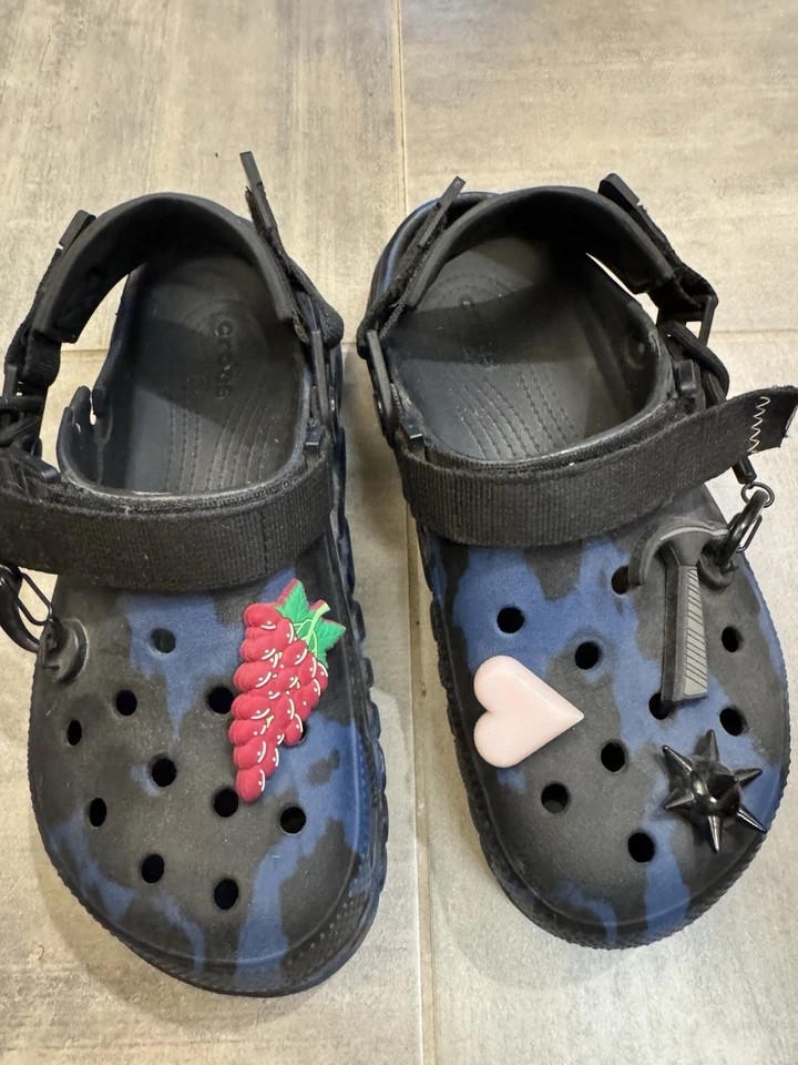 Zueco Crocs Duet Max Post Malone negro y azul talla 8 con dijes Foto 4 de 4