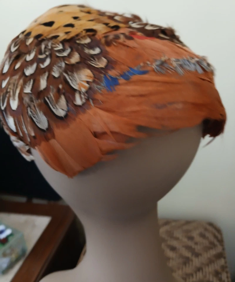 De Colección Sombrero de Pluma de Faisán para Mujer Años 50 Redondo Multicolor Boho Mediados de Siglo Foto 3 de 4