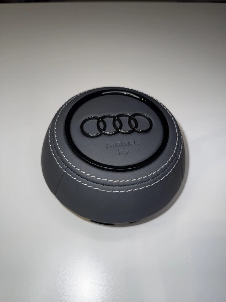 COVER AIRBAG VOLANTE STERZO AUDI IN PELLE CON LOGHI NERI A1 A3 A4 A5 Q2 - Immagine 2 di 4