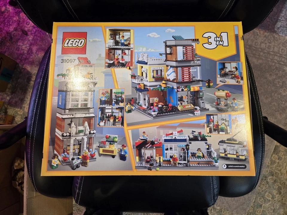 LEGO CREATOR: Townhouse Pet Shop & Café (31097) Novo Selado - Imagem 2 de 4