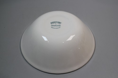 Variety of Johnson Bros Earthenware Regency dishes, white swirl pattern - Picture 4 of 49