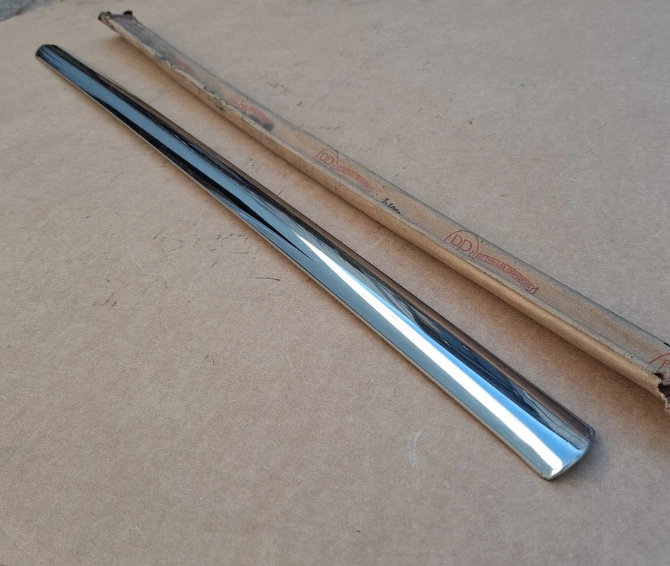 1946-1948 Plymouth P15 Special Deluxe NOS MoPar puerta delantera derecha moldura Foto 2 de 4