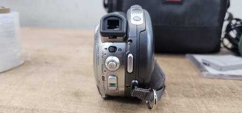 Canon DC220 Mini DVD Camcorder w/ Case & 2 Batteries (No Charger) - Picture 3 of 15