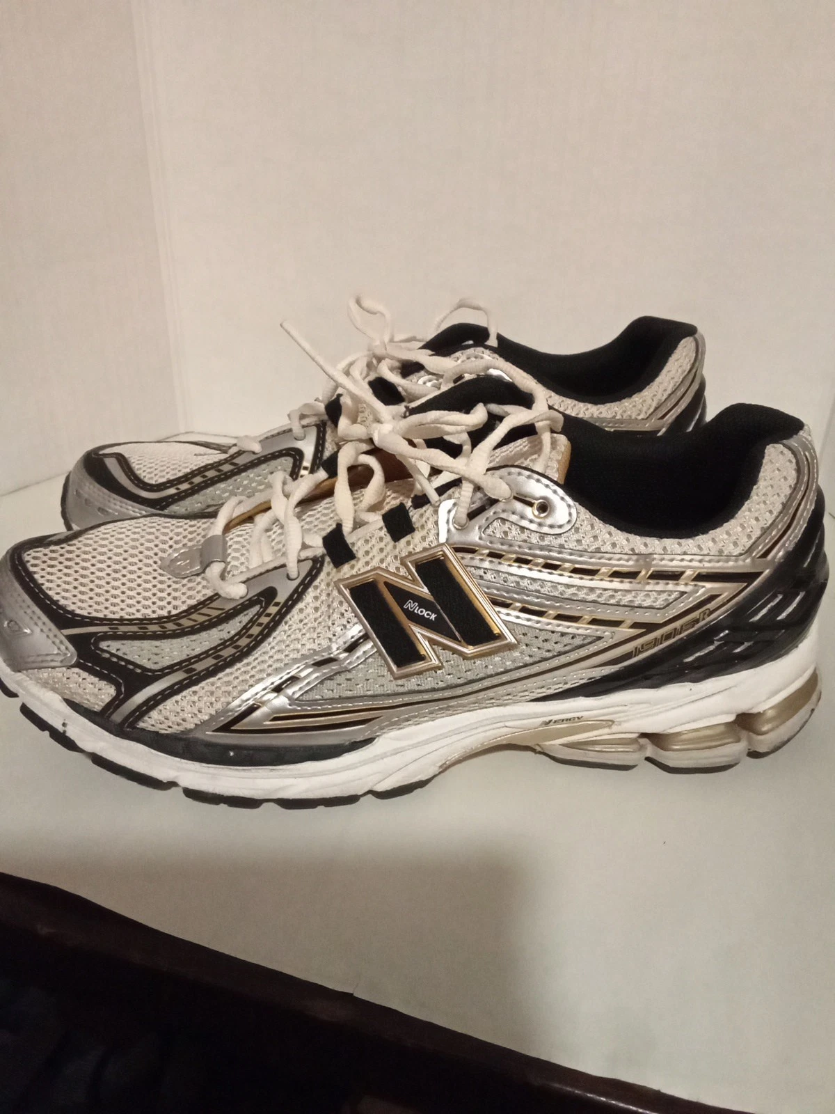 Sneakers New Balance in argento e oro taglia 11 1 2