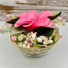 Vintage Plastikowe króliczki wielkanocne i różowy zespół kwiatów w misce różanej Lenox