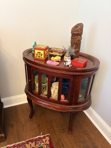Queen Anne mahogany vitrine table w/removable tea tray top & curved glass doors.
