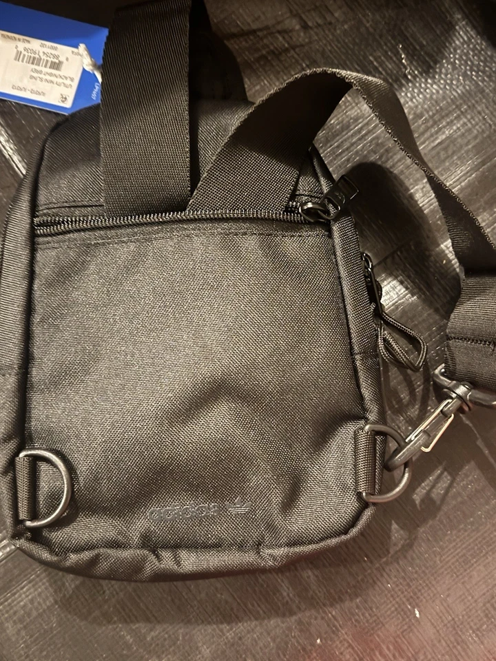 Mini bolso bandolera de viaje Adidas Utility en negro Foto 4 de 4