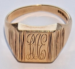 Anello con sigillo in oro giallo 9 kt. Peso 7g (completamente testato) (usura o rottami)