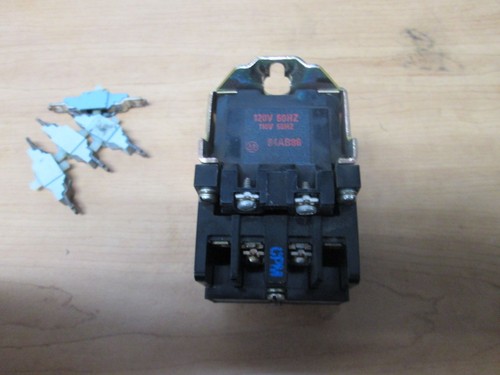 Disyuntor relé de control de alta resistencia Allen Bradley 700-N600A1 - Imagen 4 de 5