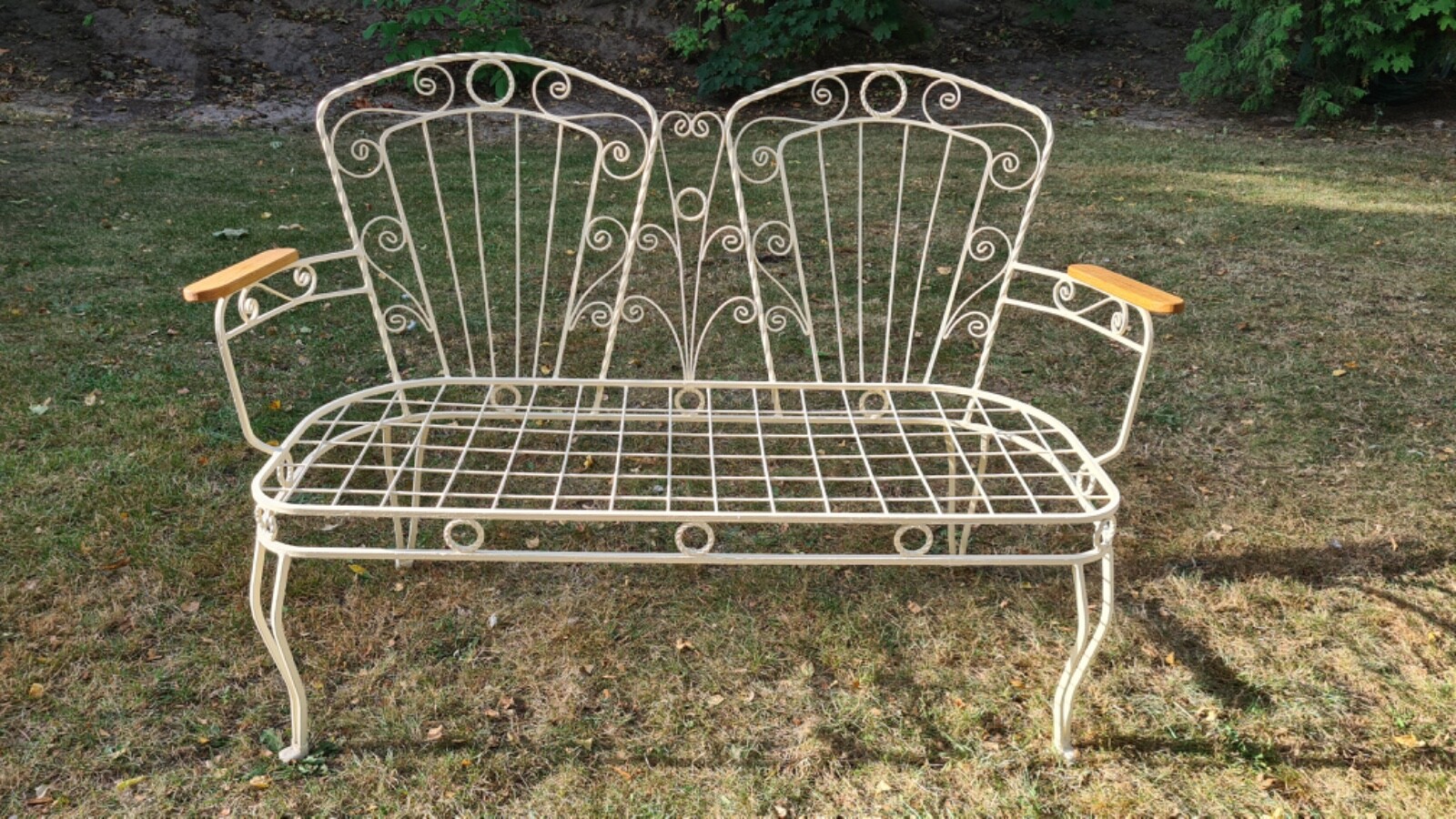 Nostalgische Gartenbank, schmiedeeisern, beige/ cremefarbend