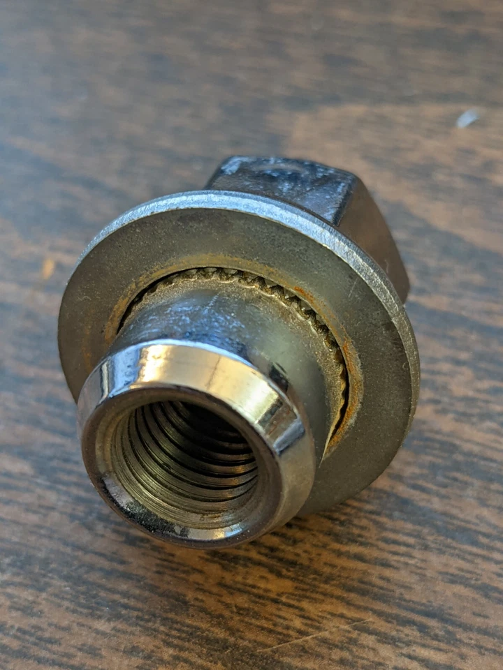 Tuerca enchufable Dorman 95847YQ 2013 2014 para Toyota Prius 2012-2015 Foto 3 de 4