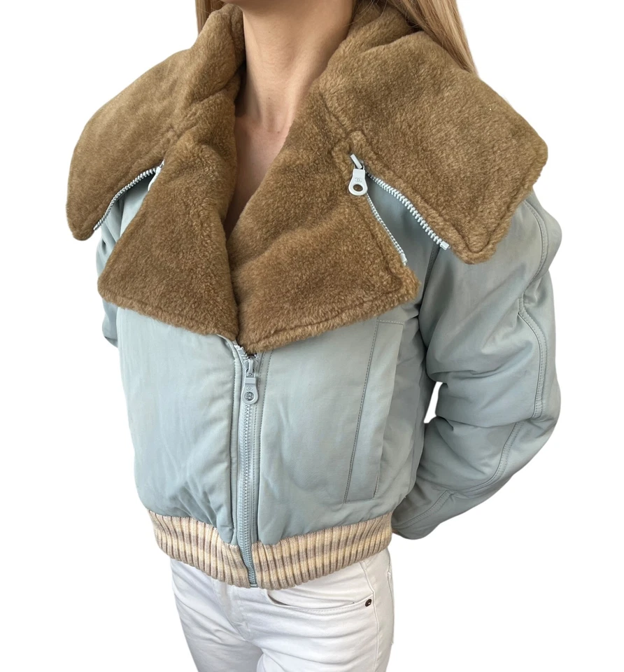 Chaqueta acolchada Chanel Sport Vintage 01A marca CC logotipo azul crema piel de poliamida Foto 2 de 4